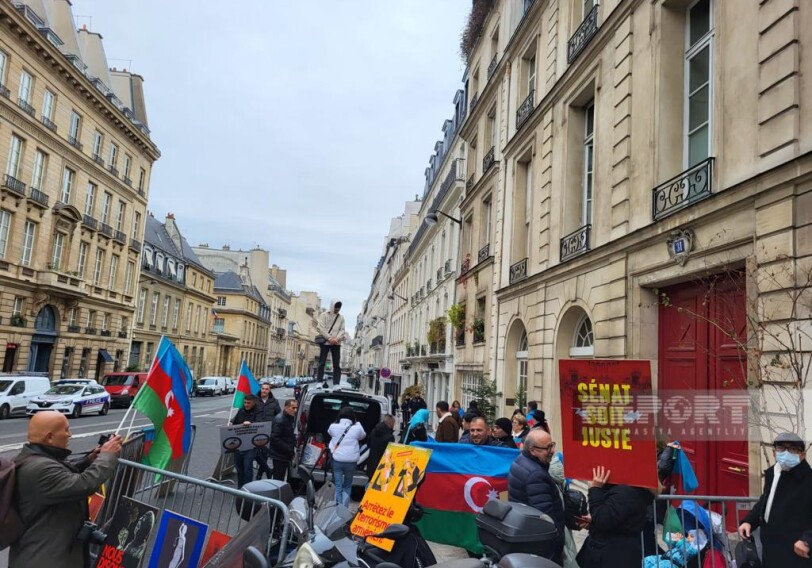 Азербайджанцы проводят акцию протеста перед Сенатом Франции (Фото)