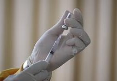 В США решили сделать платными вакцины и лечение от коронавируса