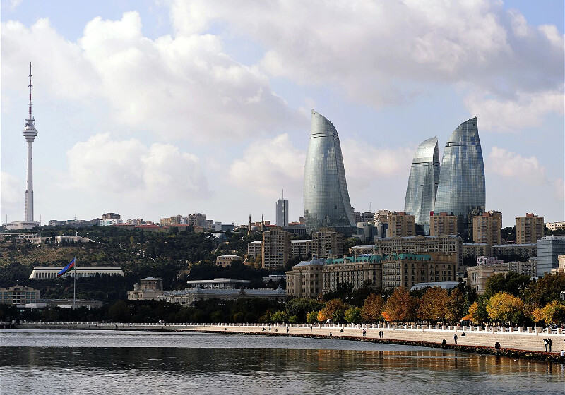В нескольких районах Баку распространился резкий неприятный запах