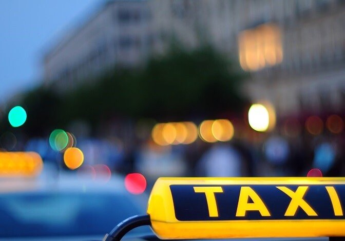 В Баку арестован водитель, насильно высадивший из такси женщину с двумя детьми