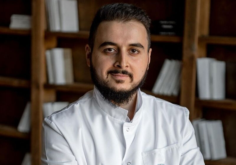 «Работа лечит мою душу…» О том, как азербайджанский врач оперирует пострадавших в Украине (Фото)
