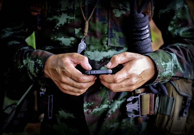 Уволены использовавшие мобильные телефоны во время службы азербайджанские военнослужащие