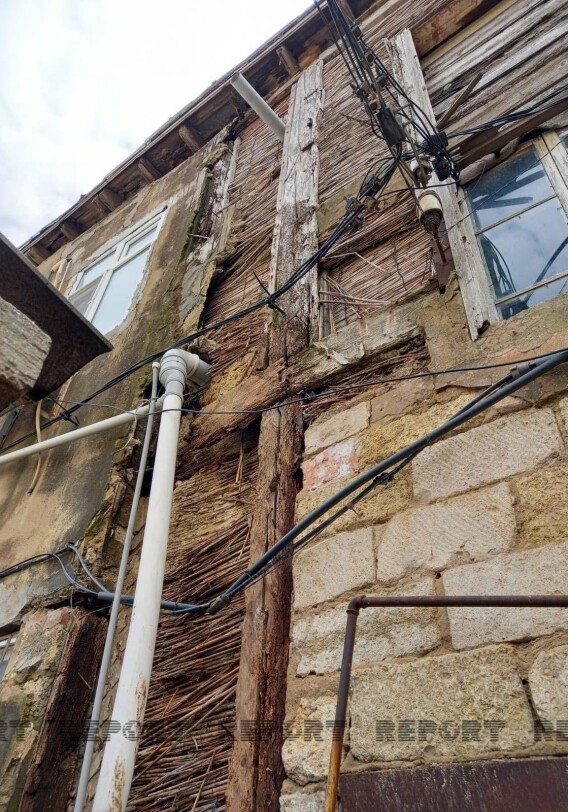 В Баку из-за сильного ветра обрушилась часть жилого дома (Фото)