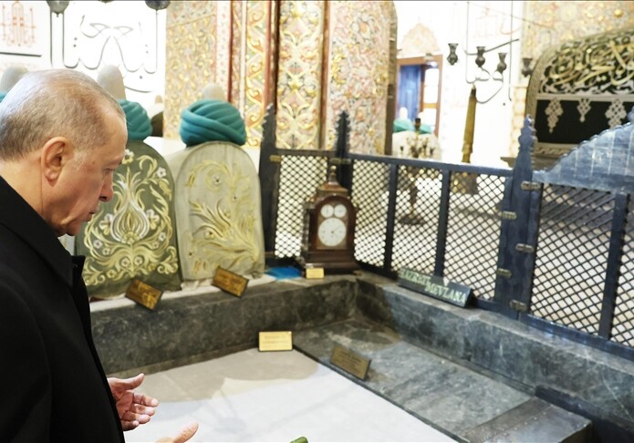 Эрдоган посетил гробницу мыслителя Мевляны в Конье (Фото)