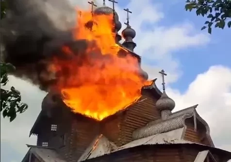 Российские войска обстреляли самый большой деревянный храм Украины (Фото)