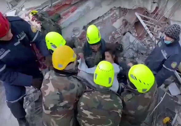 Сотрудники МЧС Азербайджана спасли из-под завалов в Турции 12-летнюю девочку