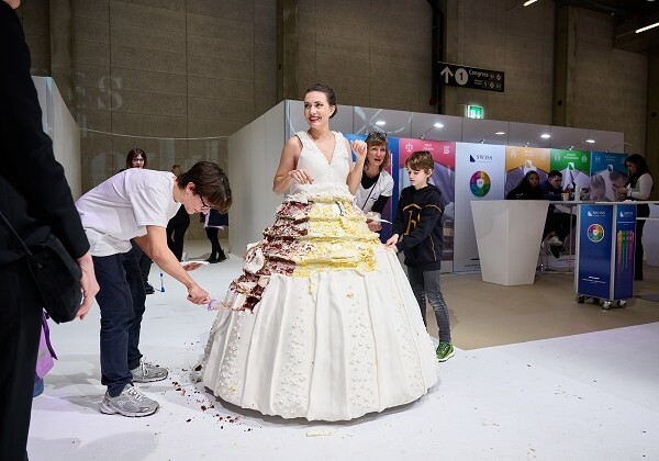 Самый большой в мире торт в виде свадебного платья сделали в Швейцарии