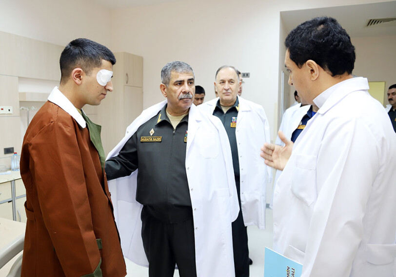 Министр обороны посетил военный госпиталь по случаю праздника Новруз (Фото-Видео)