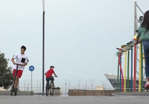 Электросамокаты и велосипеды на Бакинском бульваре: развлечение с опасными последствиями? (Видео)