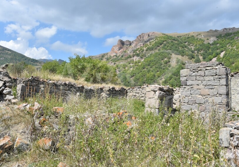 Разрушенное армянами село Армудлу в Кельбаджаре (Фото)