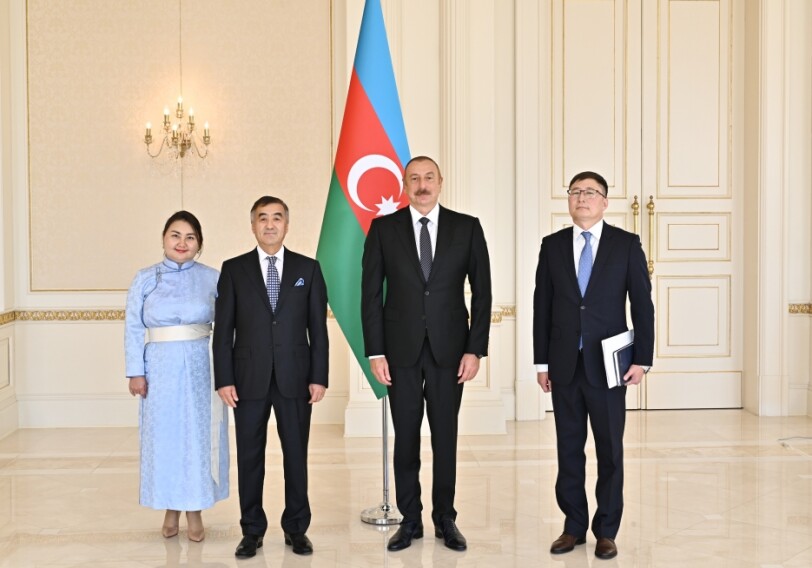 Ильхам Алиев принял верительные грамоты новоназначенного посла Монголии в Азербайджане (Фото-Обновлено)