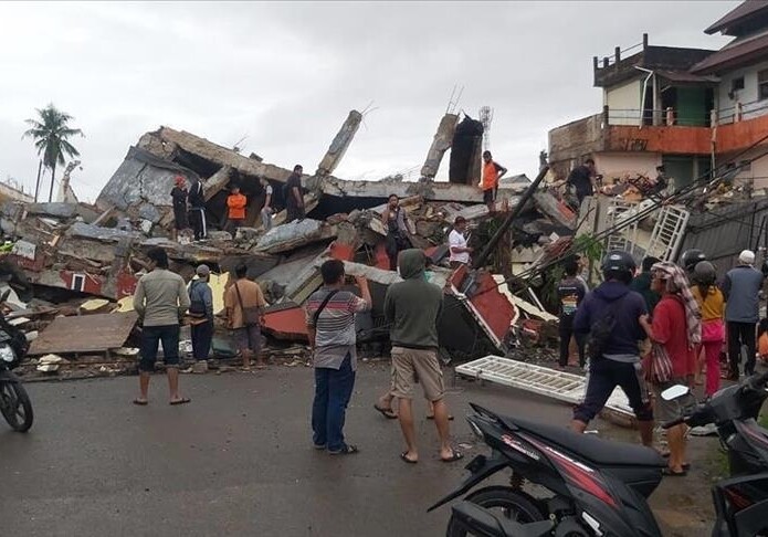Число погибших в результате землетрясения в Индонезии возросло до 321 человека