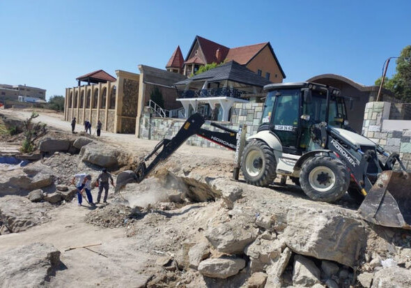 Побережье Каспийского моря очищают от остатков снесенных незаконных построек (Фото)