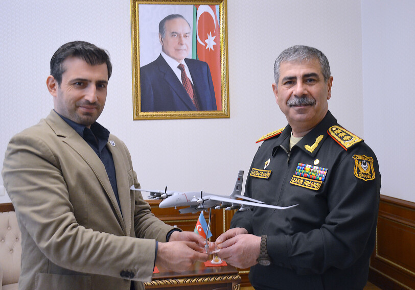Министр обороны Азербайджана встретился с Сельчуком Байрактаром (Фото)