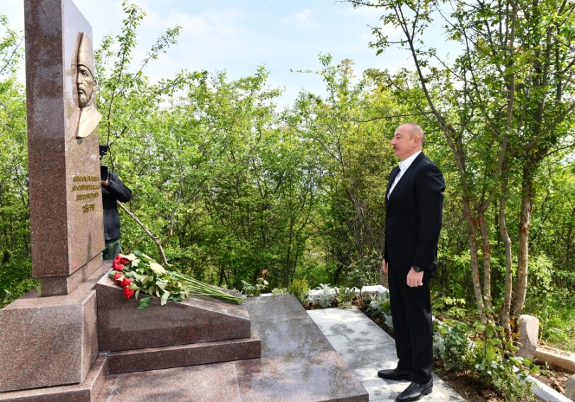 Ильхам Алиев посетил могилу Мир Мохсуна Навваба Карабаги на Джыдыр-дюзю (Фото)