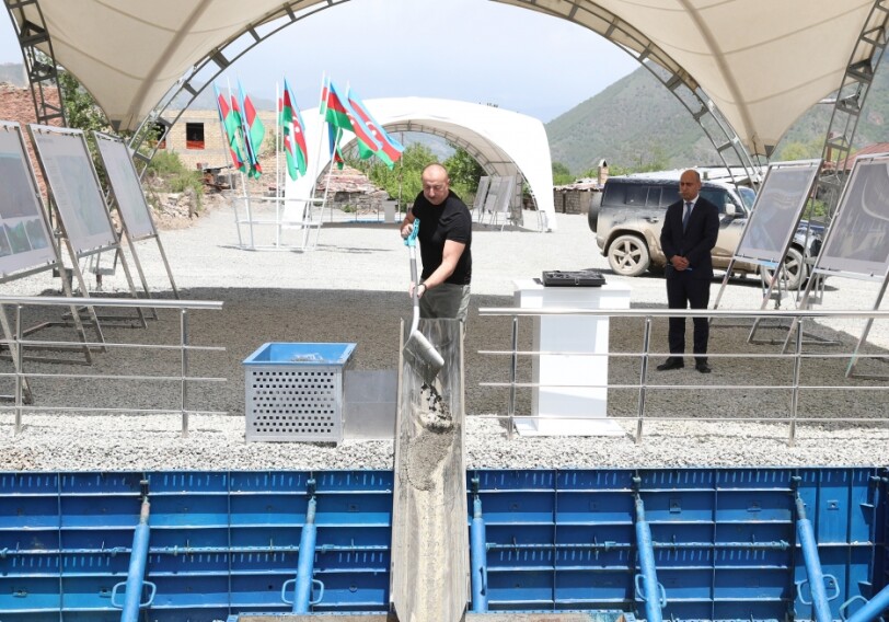 Президент Ильхам Алиев заложил фундамент здания школы в городе Кяльбаджар (Фото)
