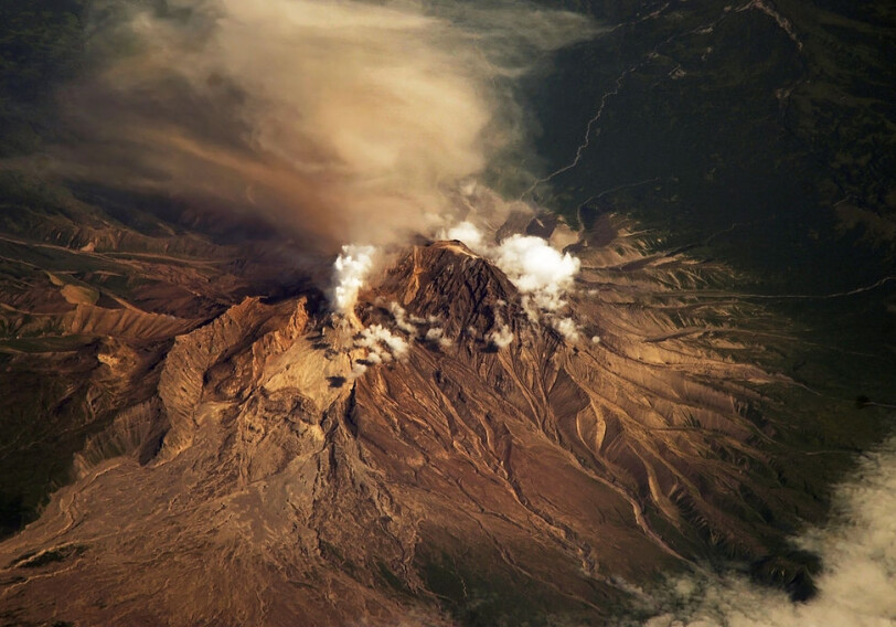 На Камчатке вулкан Шивелуч выбросил пепел на высоту 4,5 км