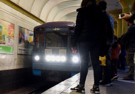 В бакинском метро мужчина упал на рельсы