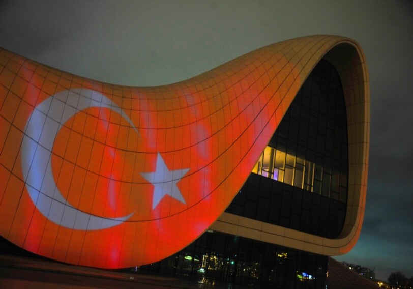 Здание Центра Гейдара Алиева освещено цветами государственного флага Турции (Видео)