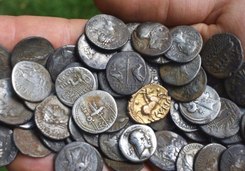 Фанат Индианы Джонса нашел в Англии клад из 748 золотых и серебряных монет