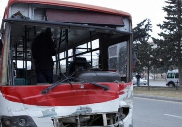 В Баку произошло ДТП с участием пассажирского автобуса