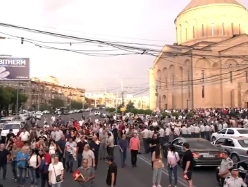 В Ереване проходит шествие оппозиции
