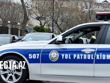 В Баку сотрудники дорожной полиции помогли таксисту отвезти в больницу беременную пассажирку (Видео)