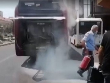 В Баку загорелся автобус: пассажиры были эвакуированы (Видео)