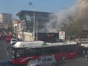В Баку произошел пожар на торговых объектах возле ТЦ Metro-City (Фото-Видео-Обновлено)