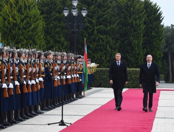 Состоялась церемония официальной встречи Президента Румынии в Баку (Фото)