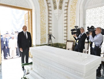 Ильхам Алиев посетил мавзолей Ислама Каримова в Самарканде (Фото)