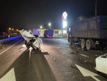 В Баку столкнулись легковой и грузовой автомобили, есть погибший и пострадавшие