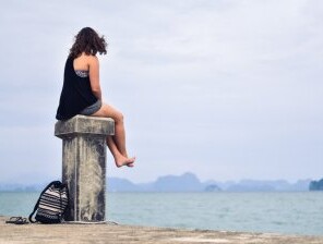 Почему не стоит сидеть со скрещенными ногами, особенно, мужчинам
