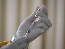 В США решили сделать платными вакцины и лечение от коронавируса
