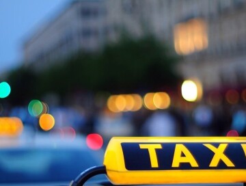 В Баку арестован водитель, насильно высадивший из такси женщину с двумя детьми