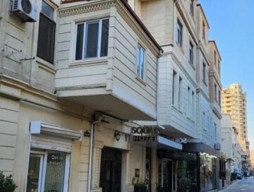 В Баку к фасаду исторического здания пристроили два этажа (Фото)