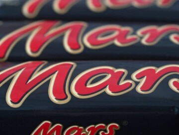 Обертку к шоколадным батончикам «Марс» начали делать из бумаги вместо пластика