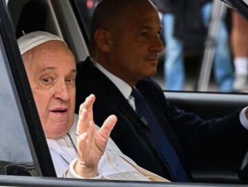 Папа римский Франциск был госпитализирован 29 марта с респираторной инфекцией