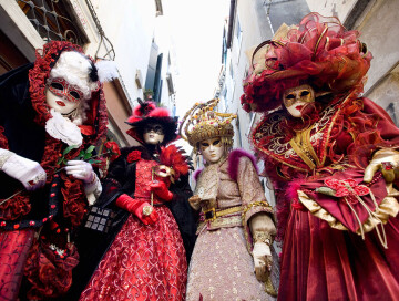 В Венецию после пандемийной паузы вернулся знаменитый карнавал
