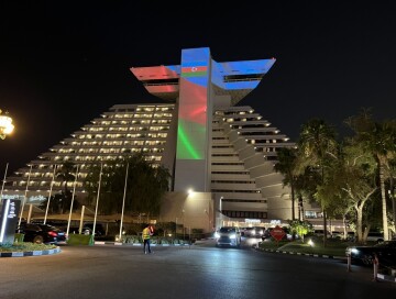 Здание отеля «Шератон» в столице Катара расцвечено в цвета азербайджанского флага