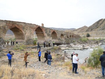 Международные путешественники посетили Худаферинский мост (Фото)