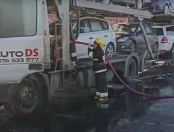 В Кюрдамире загорелся перевозивший легковые автомобили грузовик с прицепом
