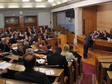 Парламент Черногории вынес вотум недоверия правительству Абазовича