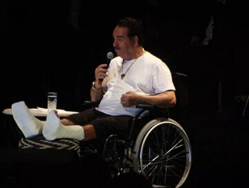 Попавший в аварию Татлысес дал концерт в инвалидной коляске (Фото)
