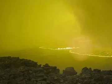 Крупнейший в мире вулкан Мауна-Лоа начал извергаться на Гавайях (Видео)