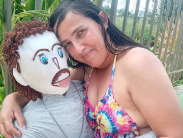 В Бразилии женщина вышла замуж за тряпичную куклу