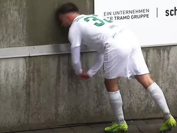В Германии футболист врезался головой в бетонную стену во время матча (Видео)