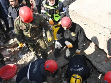 Азербайджанские спасатели в Турции извлекли из-под завалов двух сестер (Видео)