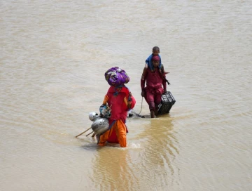 Наводнения в Пакистане унесли жизни более 900 человек