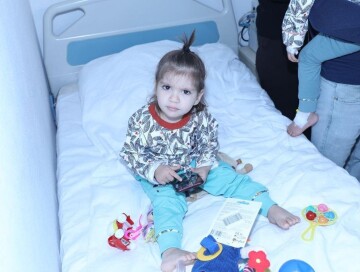 Минздрав: В Бакинском НИИ педиатрии размещено 10 детей из Турции (Фото)